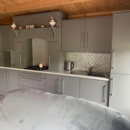 Cheerful Cozy Cabin In Countryside Guest house