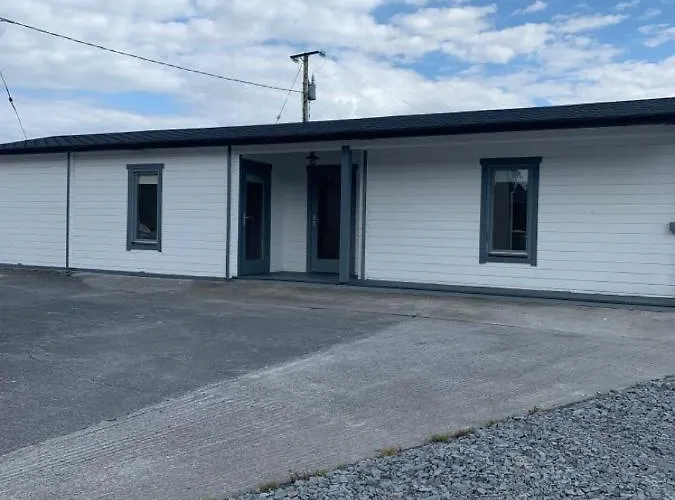 بيت ضيافة Cheerful Cozy In Countryside Limerick Junction